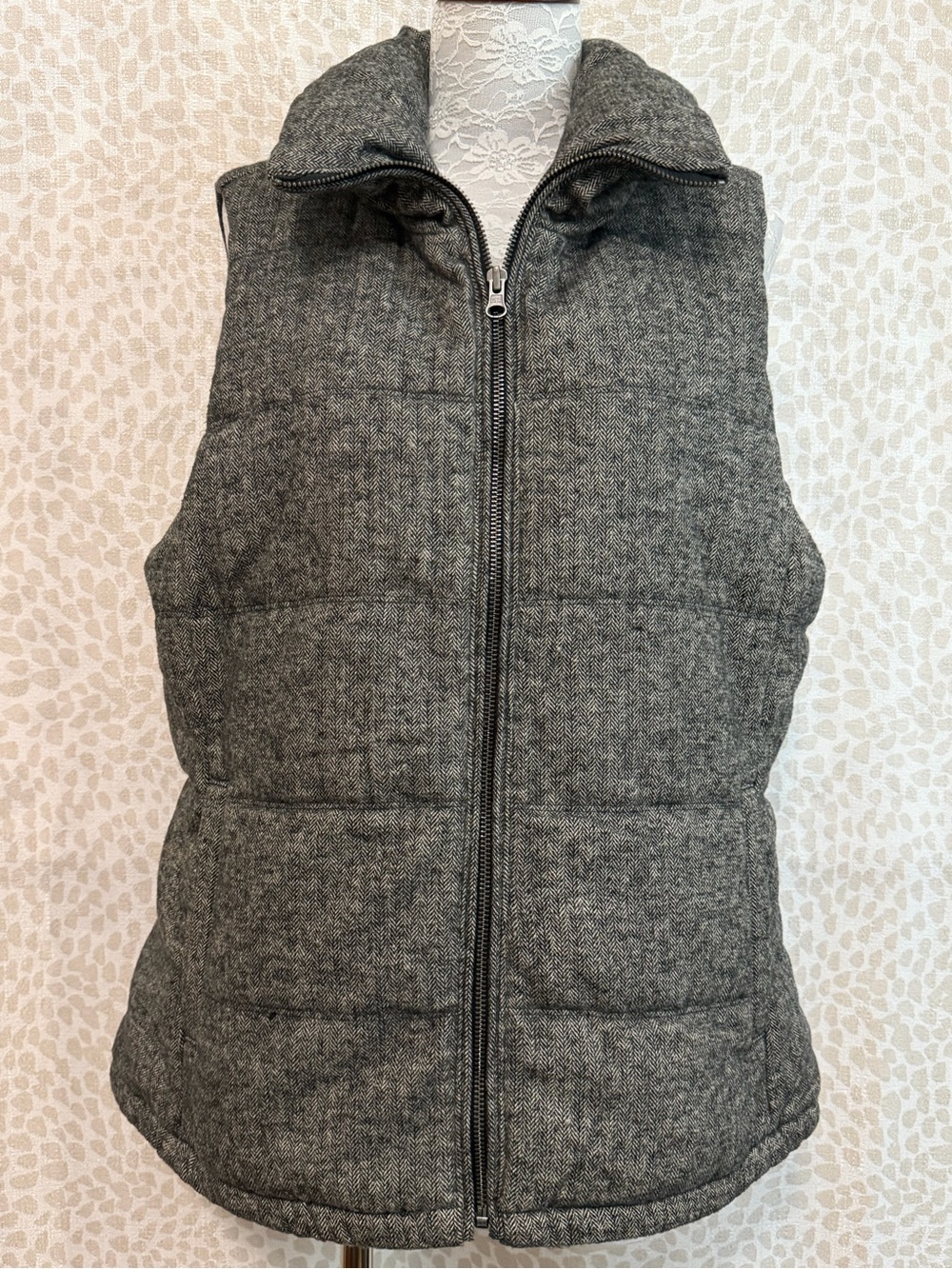 Old Navy Gray Quilted Vest - Classic Sleeveless Jacket